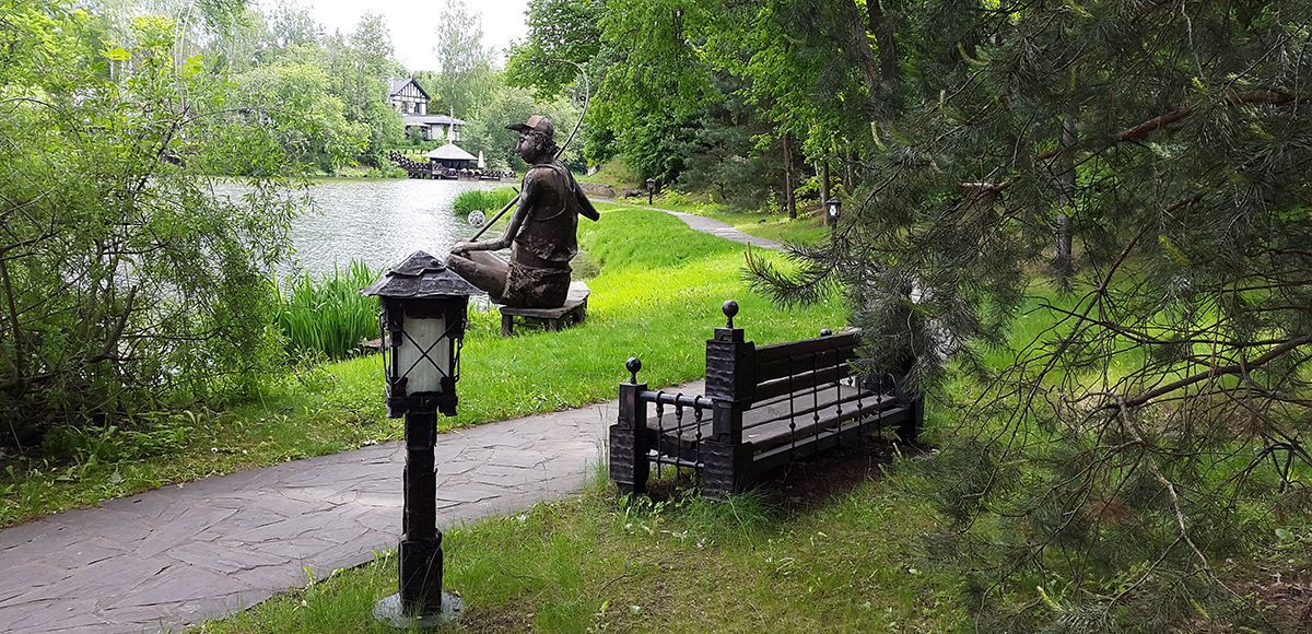 Скульптура Рыбак с удочкой, поселок Николино