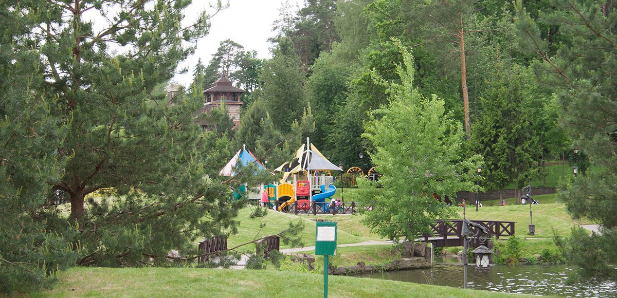 Детская площадка у озера в поселке Николино